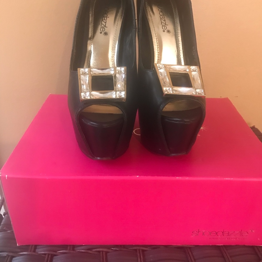 Black pumps with Rhinestone Buckle!